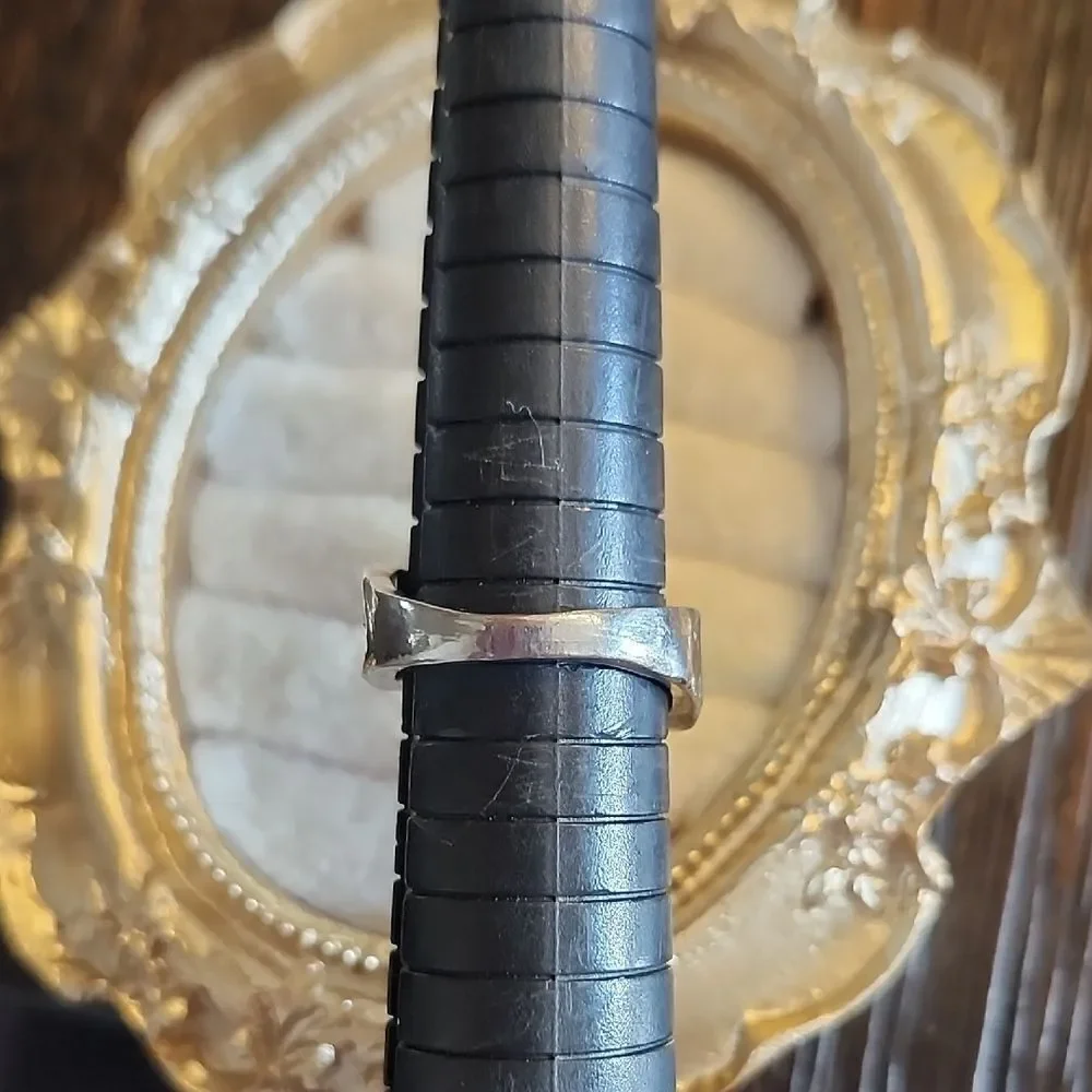 Elegant Silver and Green Women's Ring